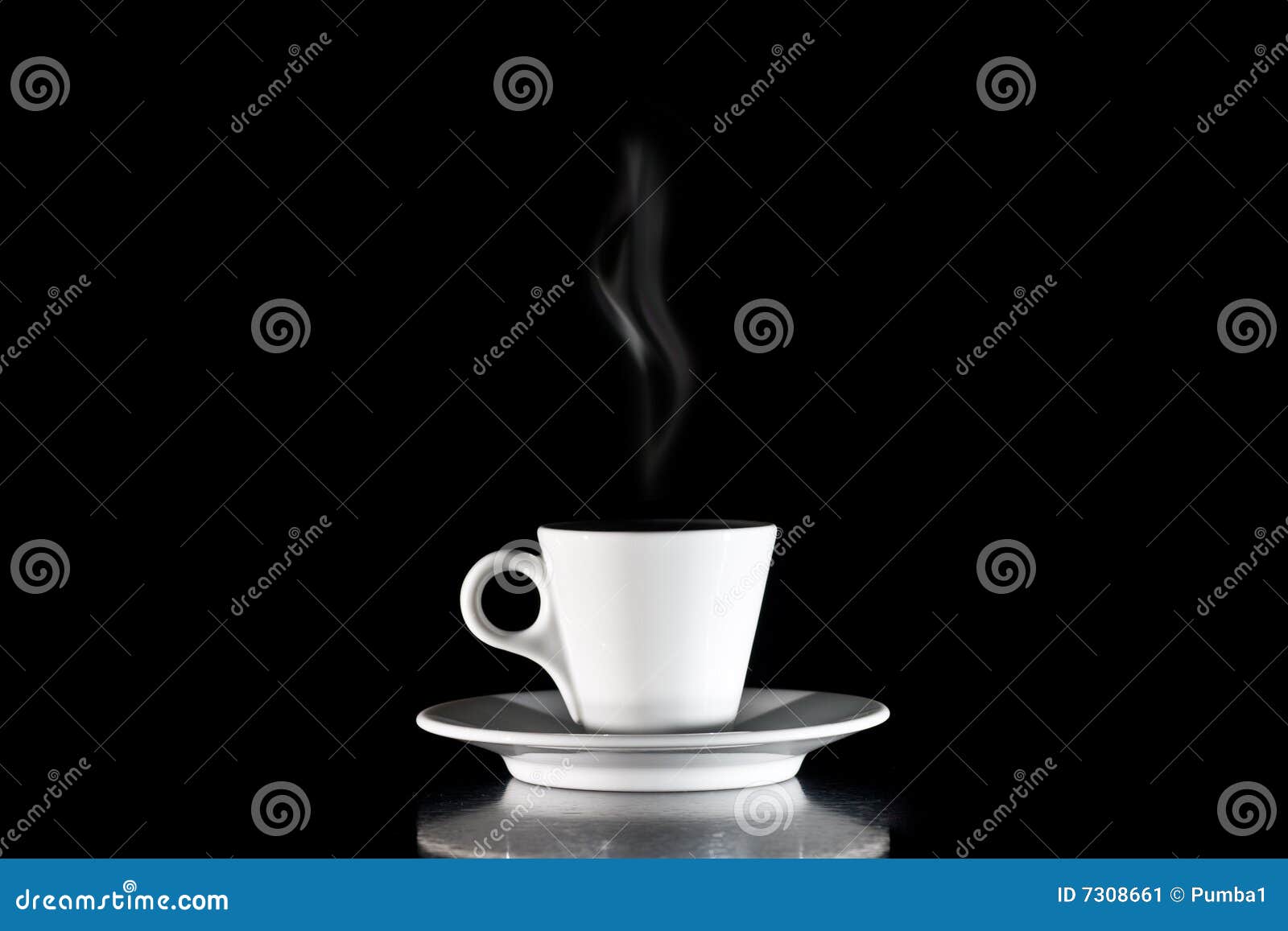 juego de tazas para café color rojo en fondo blanco Stock Photo