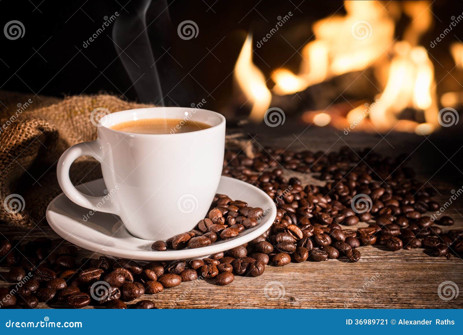 Una taza de café caliente en este día fresco