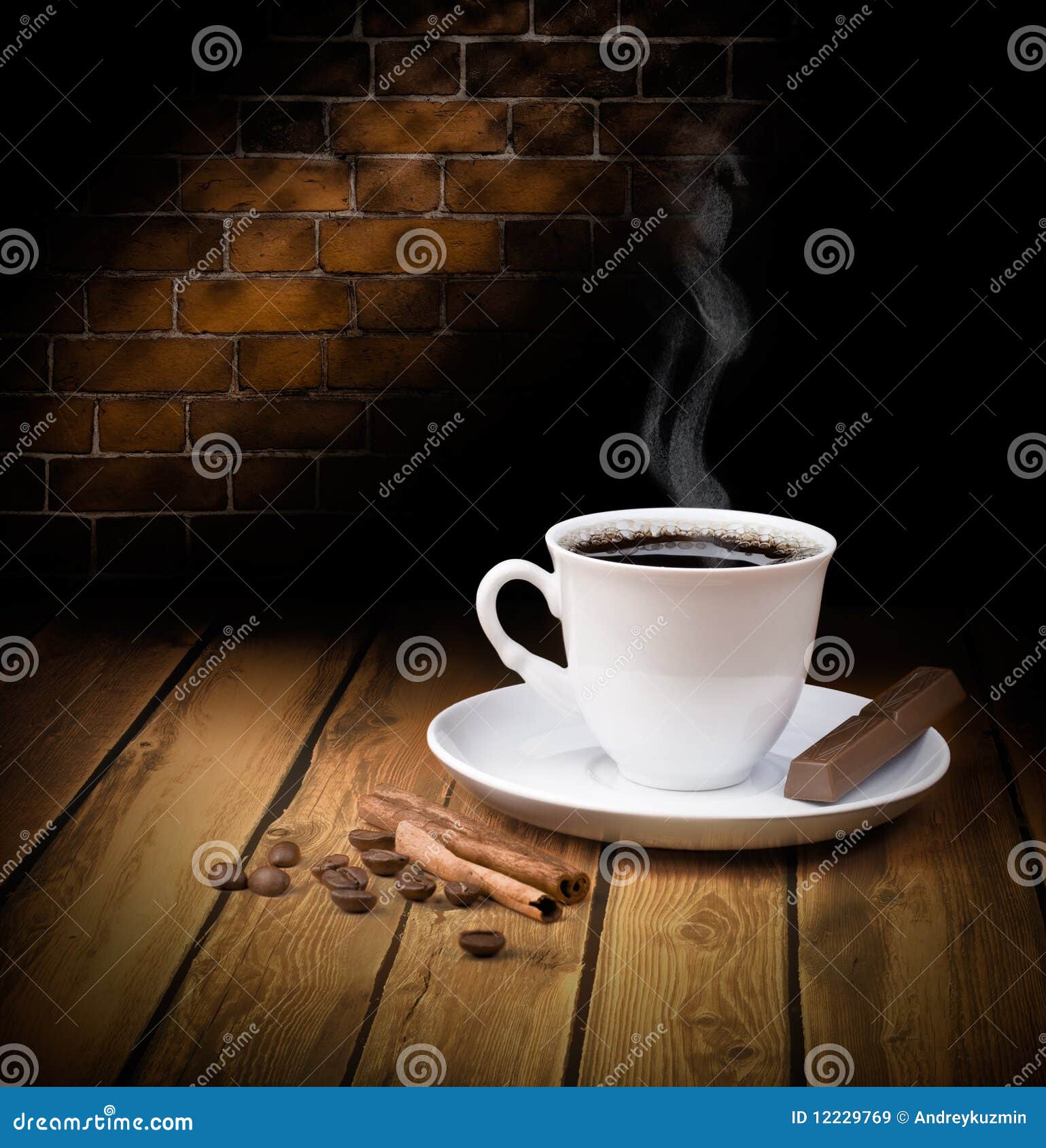 Taza De Café Y Los Frijoles, Palitos De Canela, Nueces Y Chocolate En La  Mesa De Madera Sobre Fondo Marrón Fotos, retratos, imágenes y fotografía de  archivo libres de derecho. Image 12020808