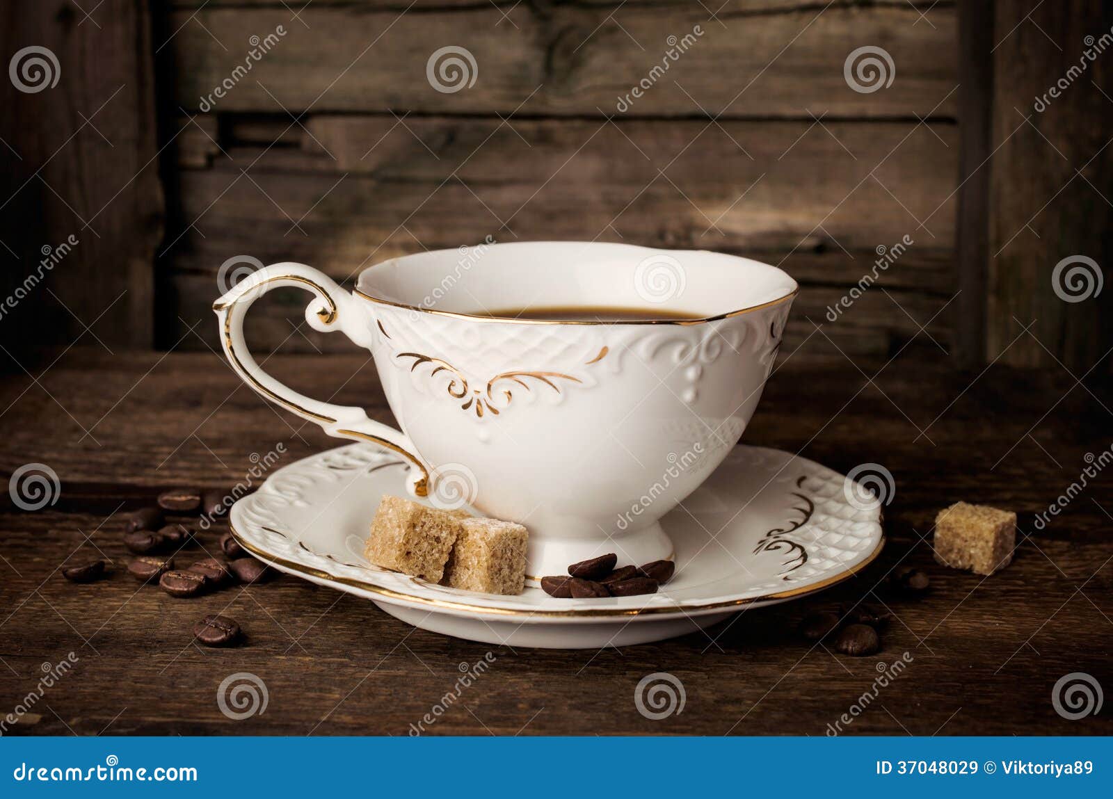 Taza De Café Elegante Con Las Habas Y Los Cubos Del Azúcar Imagen de  archivo - Imagen de desayuno, elegante: 37048029