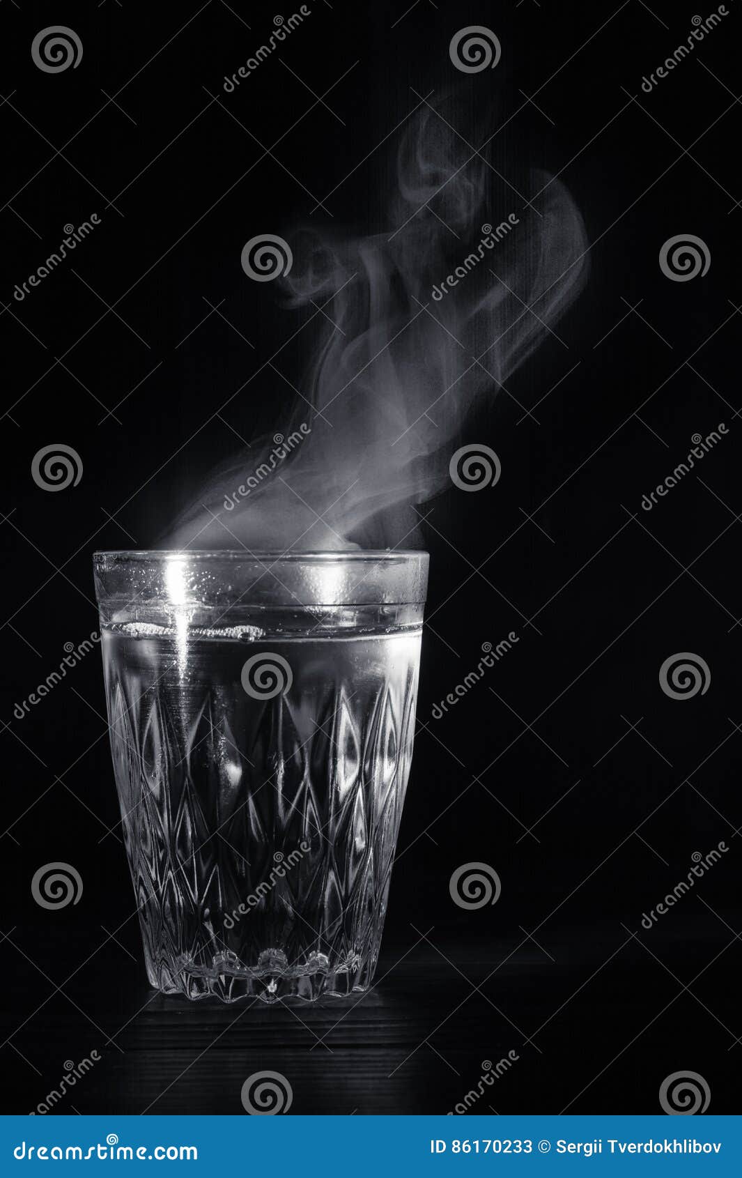 Стакан кипящей воды. Стакан кипятка. Горячая вода в стакане. Стакан с паром. Стакан теплой воды.