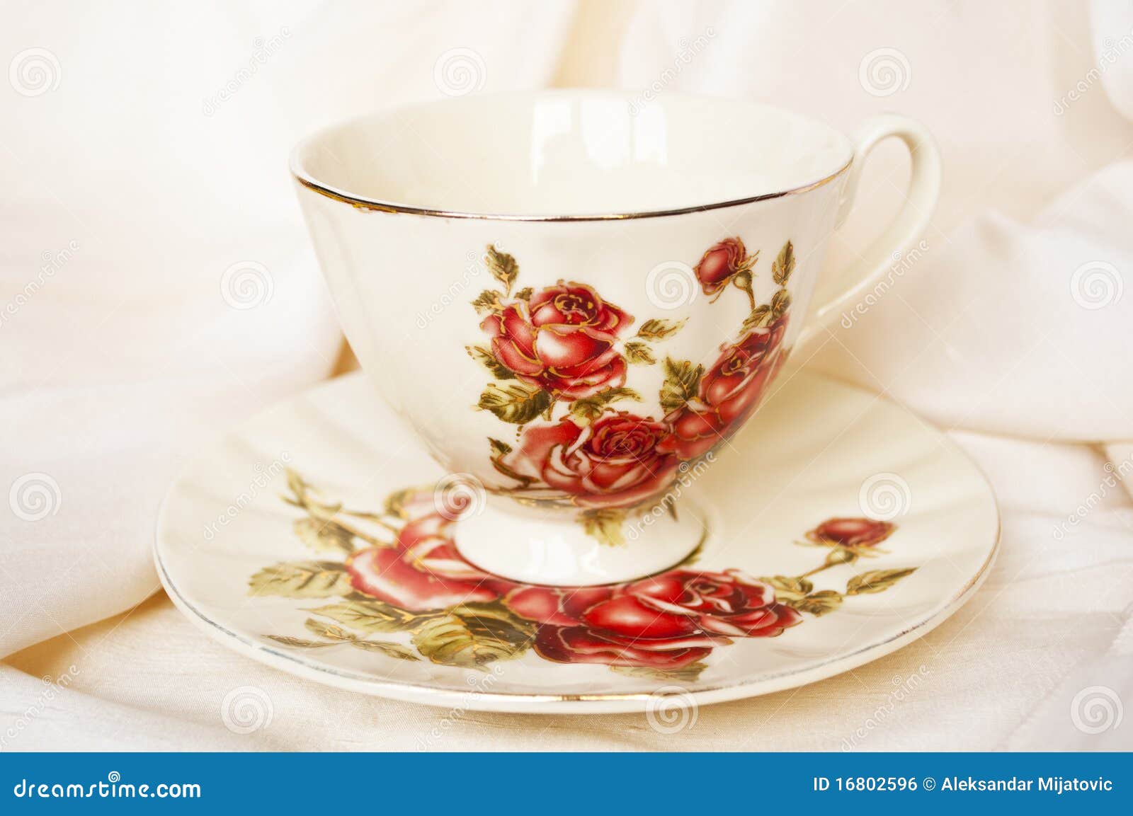 Taza De Té Antigua Con Las Rosas Foto de archivo - Imagen de taza, viejo:  16802596