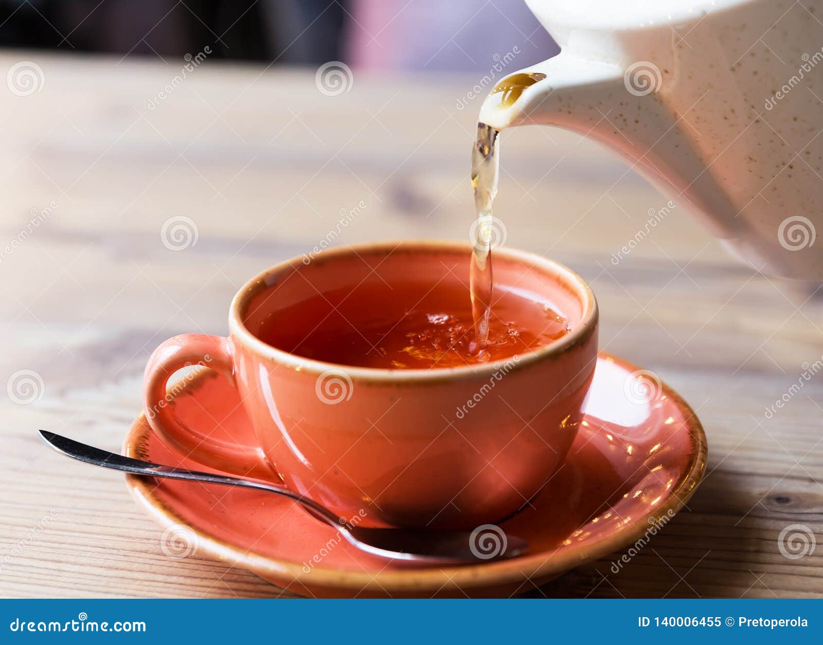 Taza de té caliente en el fondo de madera