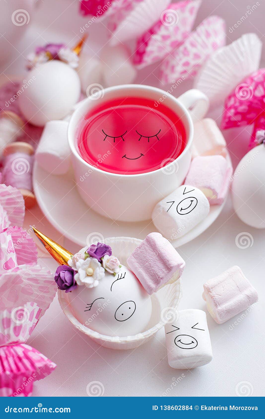 taza-de-t%C3%A9-kawaii-con-los-ojos-y-huevos-dulces-divertidos-m%C3%A1s-lindos-del-unicornio-en-el-fondo-festivo-desayuno-lindo-la-138602884.jpg