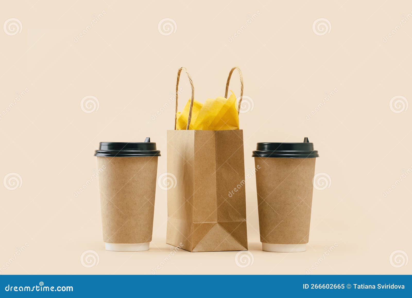 Tazas De Café De Papel Para Llevar Con Bolsa De Almuerzo En Beige Imagen de  archivo - Imagen de recicle, verde: 266602665