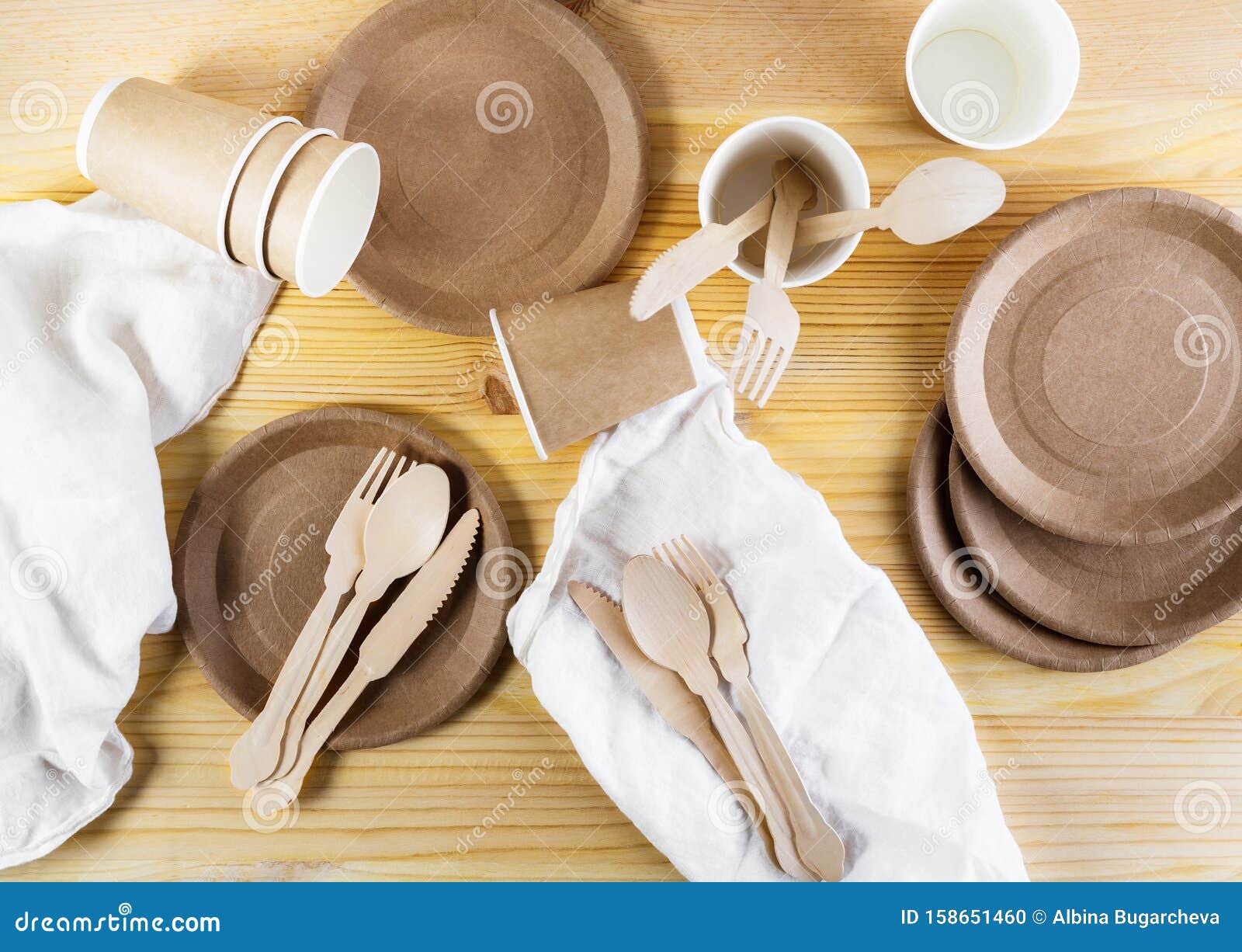 Tazas De Papel MarrA n Platos Cubiertos De Madera Servilletas De Lino Sobre Fondo De Madera. Concepto De Reciclaje Foto de archivo Imagen de interior kitchenware 158651460