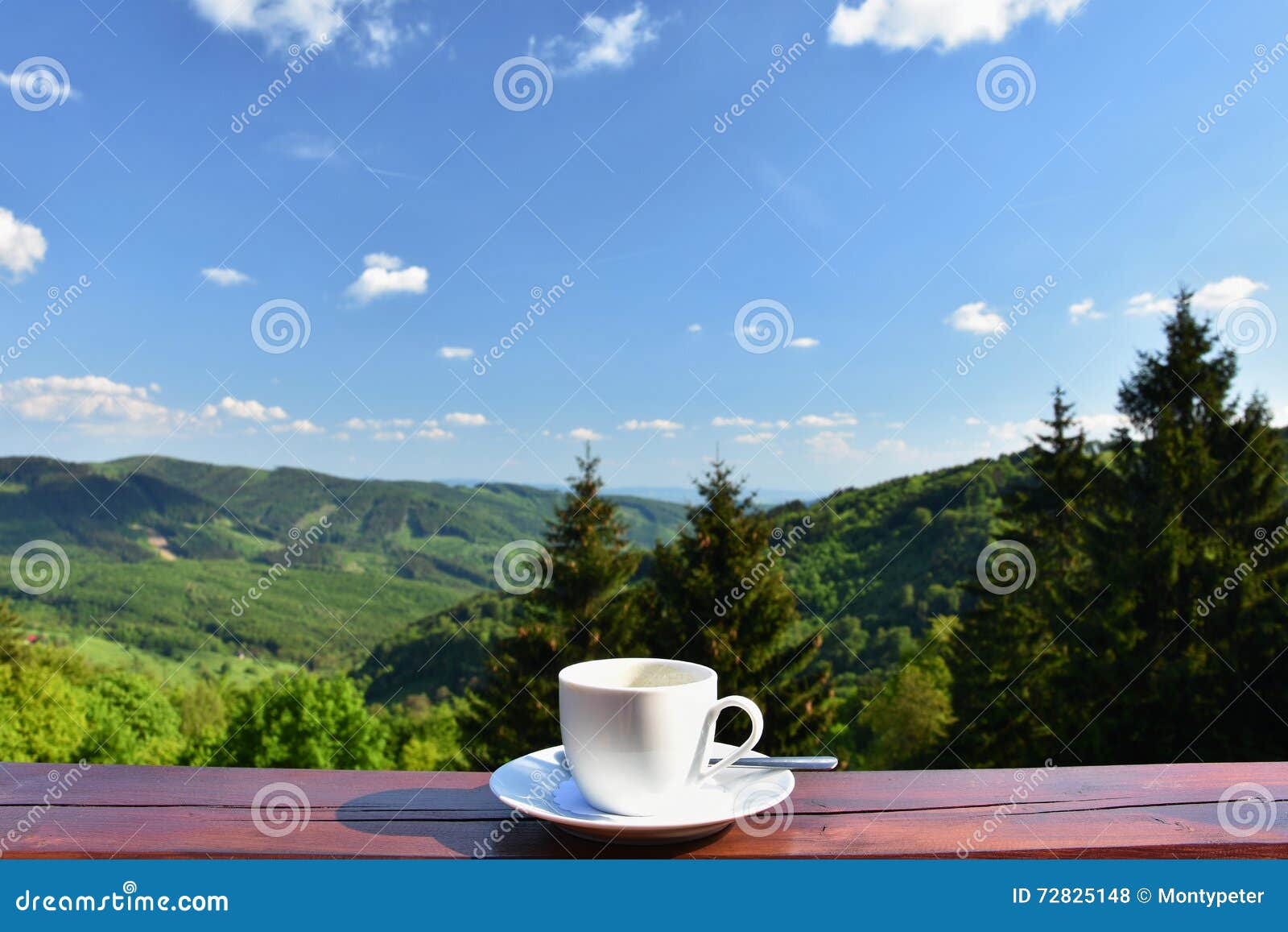 Tazza Di Caffe Di Mattina Con Un Bello Fondo Del Paesaggio Della Montagna Rilassamento E Ricreazione Sulla Vacanza Fotografia Stock Immagine Di Ricreazione Fondo