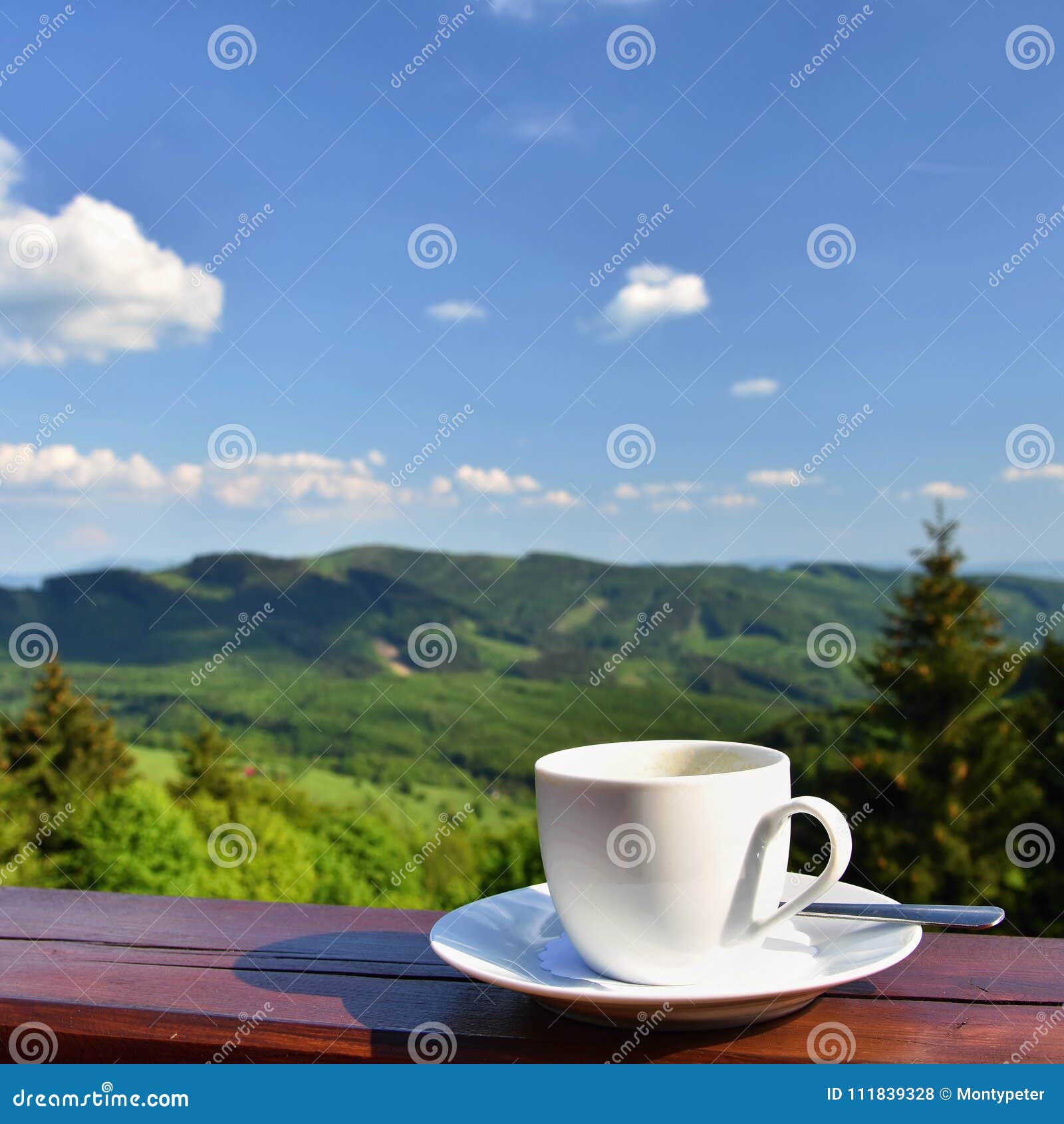 Tazza Di Caffe Di Mattina Con Un Bello Fondo Del Paesaggio Della Montagna Tazza E Piattino Bianchi Caffe Espresso Su Una Tavola Fotografia Stock Immagine Di Bello Bianchi