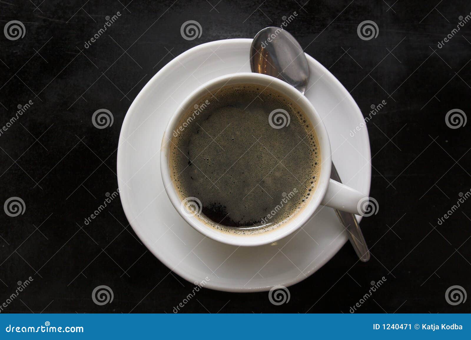 Tazza di coffe. Coffe nero in tazza bianca su backgroung nero