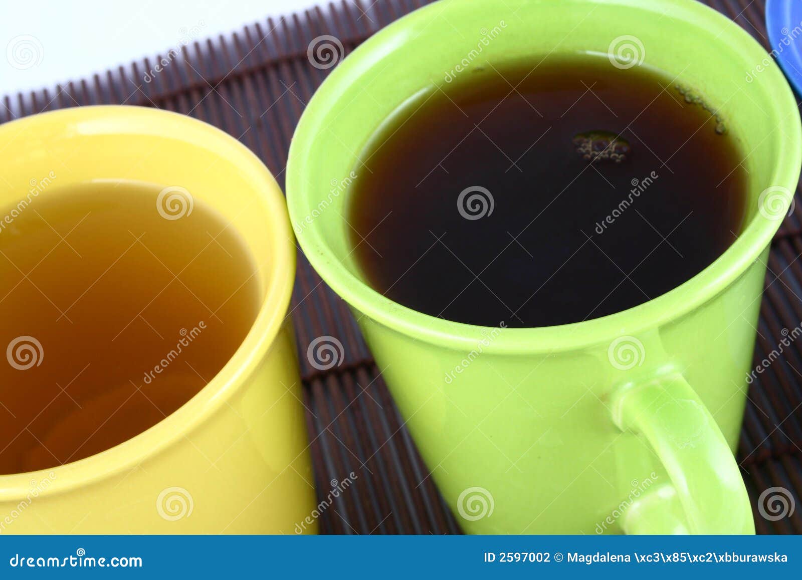 Tazza di colore (con tè e caffè. Una bella tazza su priorità bassa bianca con caffè e tè