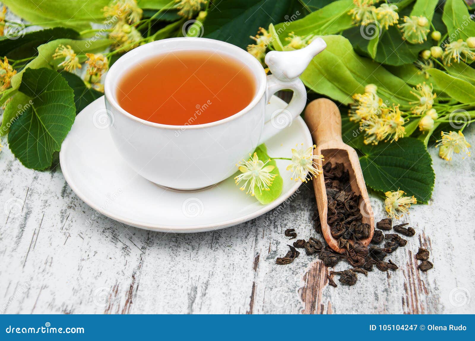 Tazza Di Tisana Con I Fiori Del Tiglio Immagine Stock - Immagine