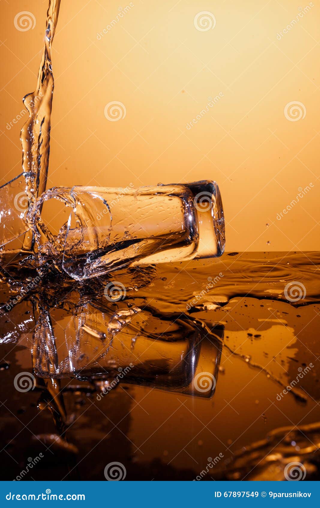 Vetro Che Si Rompe Significato Tazza Di Vetro D'esplosione Con Acqua Che Si Rompe Sopra Il Fondo