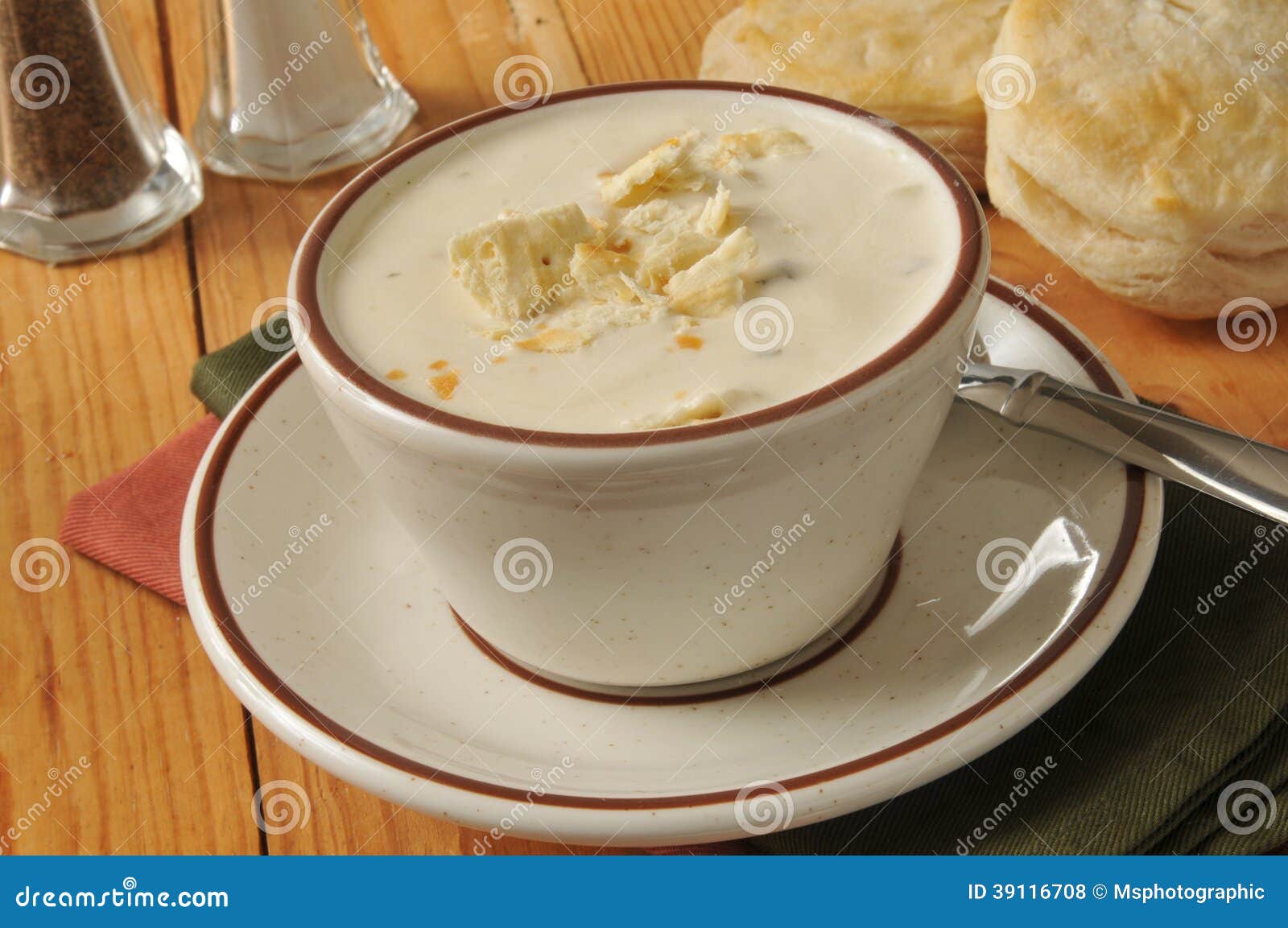 Tazza Di Zuppa Di Molluschi E Latte Fotografia Stock - Immagine di sale ...