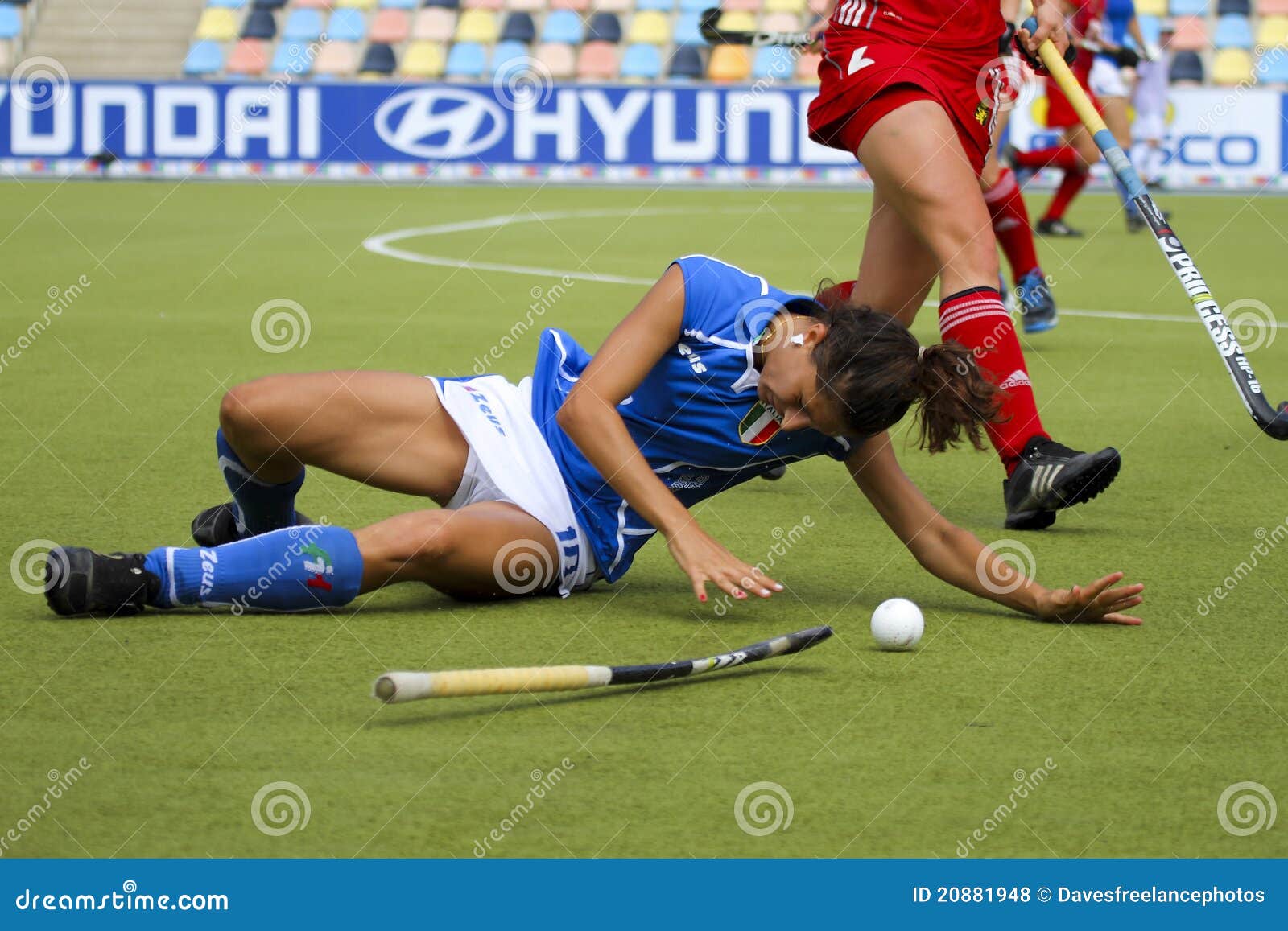 Tazza europea Germania 2011 del Belgio v Italy.Hockey. 23 agosto 2011. Catturato durante i campionati europei corrente funzionanti nel hokey delle donne e del Mens. In questa foto, #10 Jasbeer Singh dell'Italia è sporcato e scende lavori forzati. Il Belgio ha celebrato i loro 4: 0 vittorie sopra l'Italia. La concorrenza corrente sta funzionando al 28 agosto nella sosta del hokey di Warsteiner che è a Moenchengladbach, vicino a Düsseldorf Germania. Ciò è l'ultima possibilità affinchè alcuni paesi si qualifichi per i 2012 Giochi Olimpici a Londra.