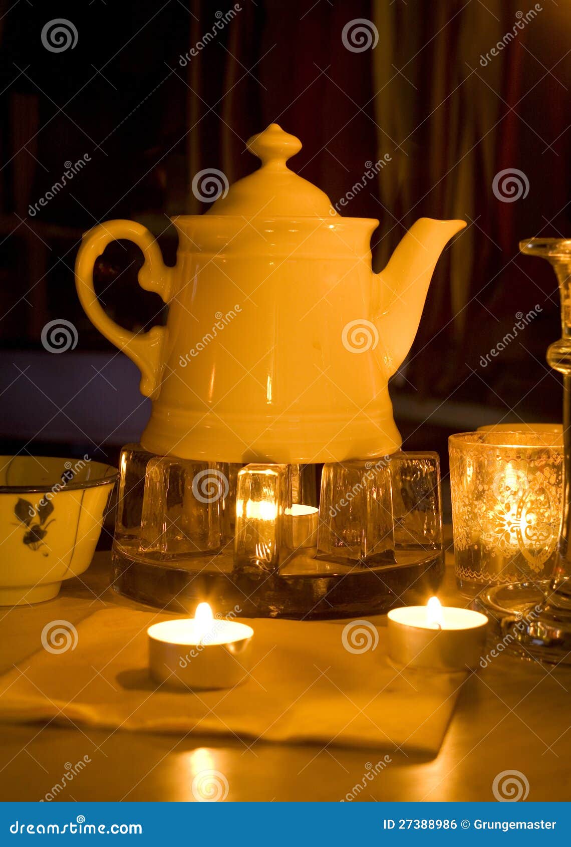 https://thumbs.dreamstime.com/z/tea-pot-27388986.jpg