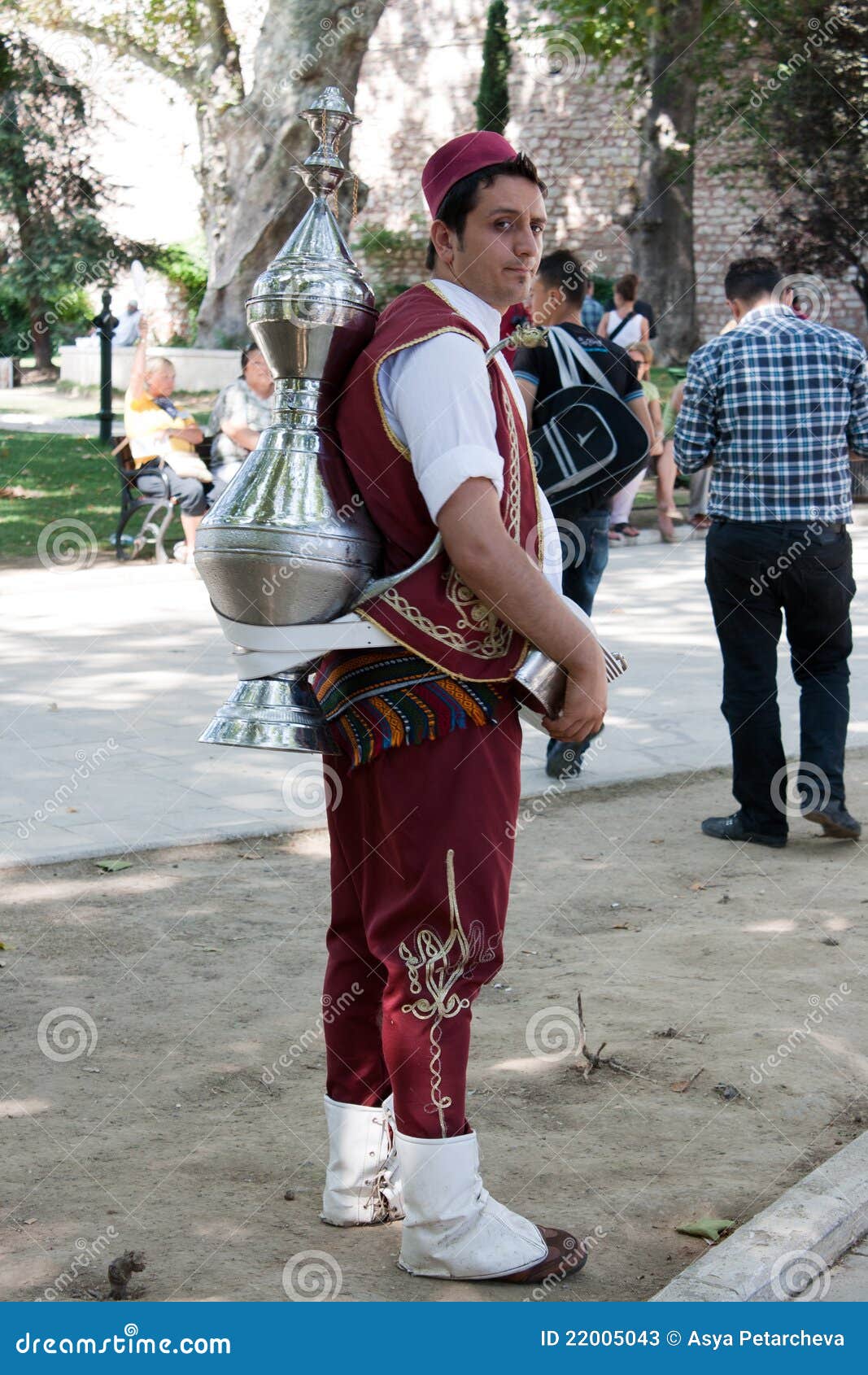 Tea seller in Istanbul editorial stock photo. Image of culture 22005043