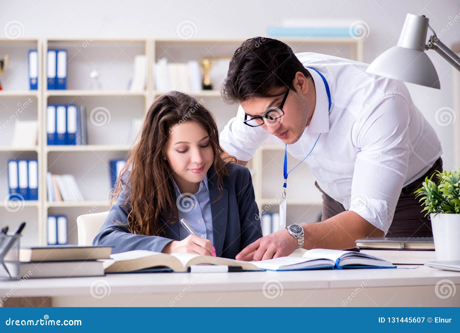 the teacher explaining to student at lecture