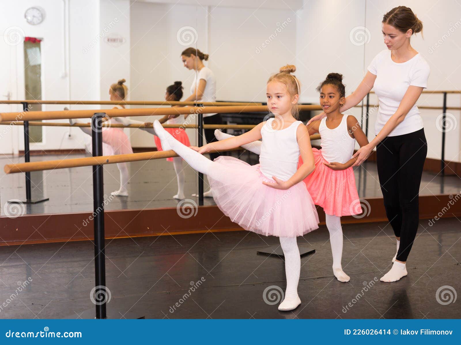 Tilstand skrive gips Teacher Helping Her Students Dance Class Photos - Free & Royalty-Free Stock  Photos from Dreamstime