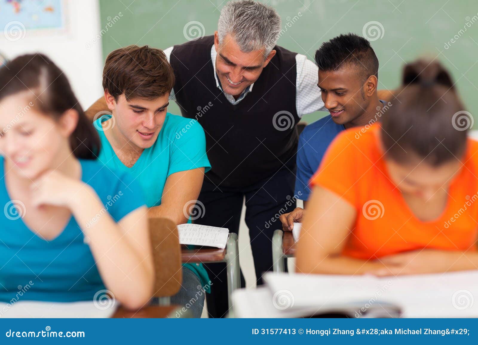 Senior High School Helping Students Helping Students Stock Image Image Of Learners