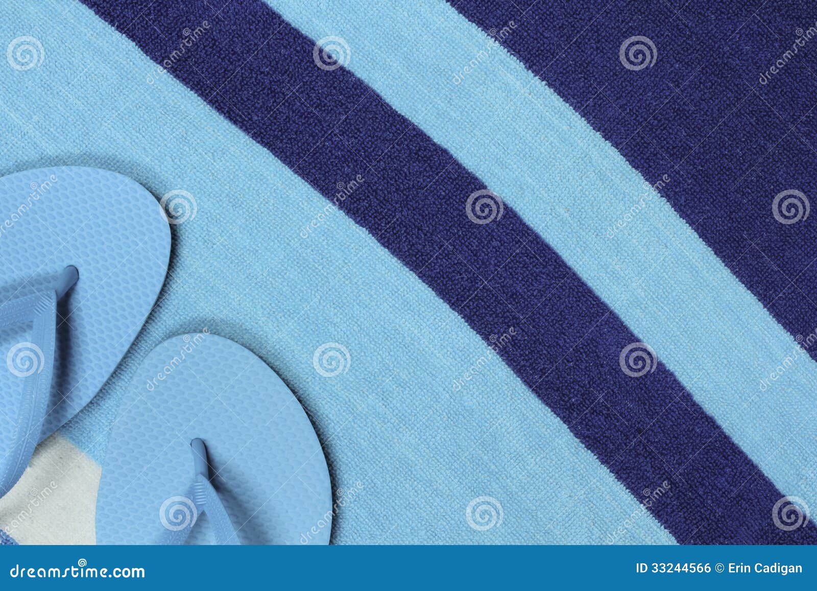 Teal Flip Flops En Gestreepte Strandhanddoek Stock Foto - Image of ...