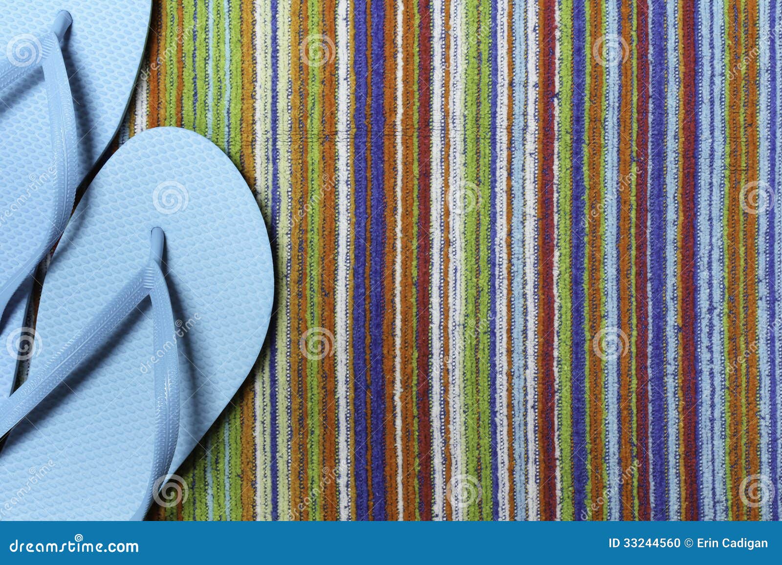 Teal Flip Flops En Kleurrijke Strandhanddoek Stock Foto - Image of ...