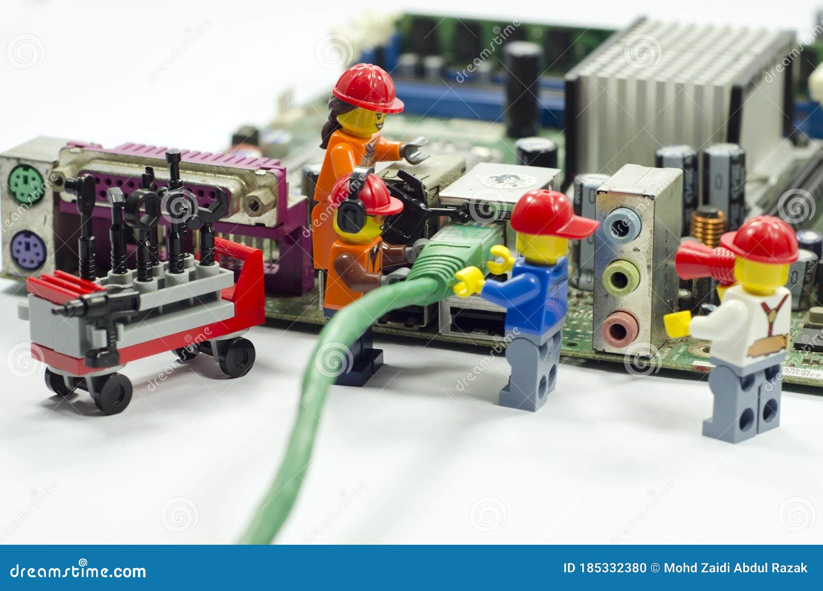efterfølger Beskrive koloni Teamwork of Lego Worker Plug in Internet Cable on Internet Port  Motherboard. Editorial Image - Image of data, editorial: 185332380
