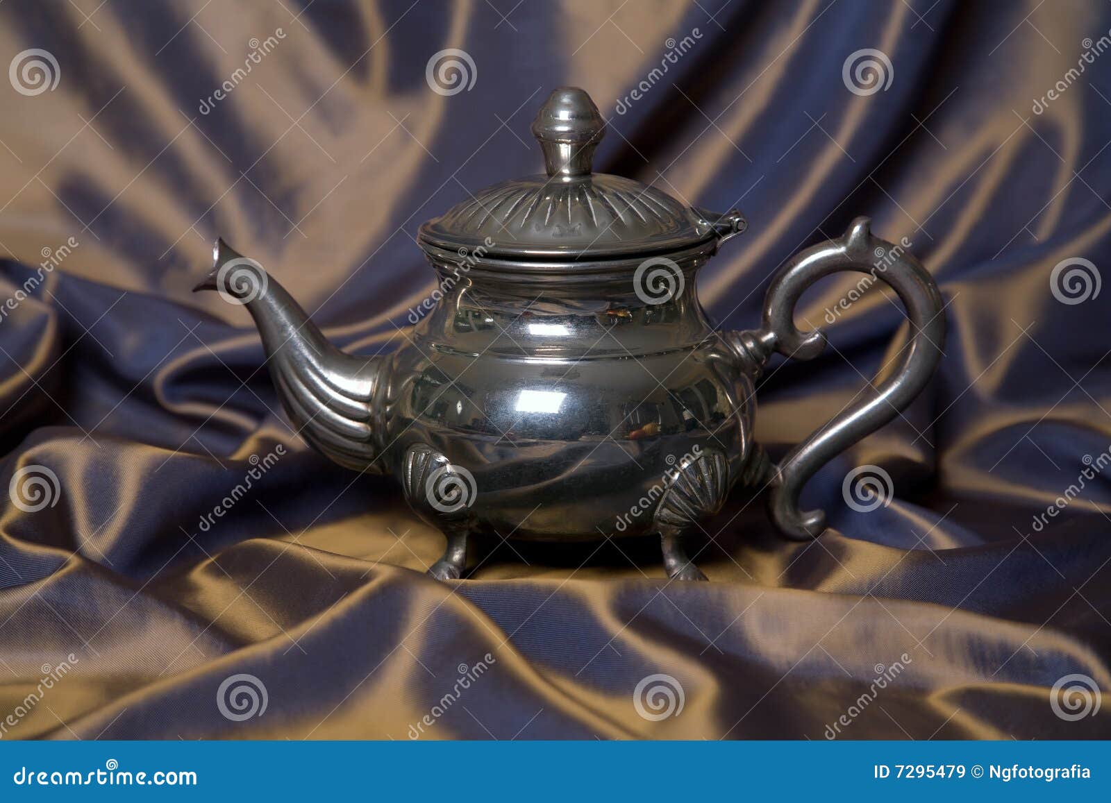 Teapot Em Um Fundo Cinzento Do Drapery Imagem de Stock Imagem de velho, leste 7295479
