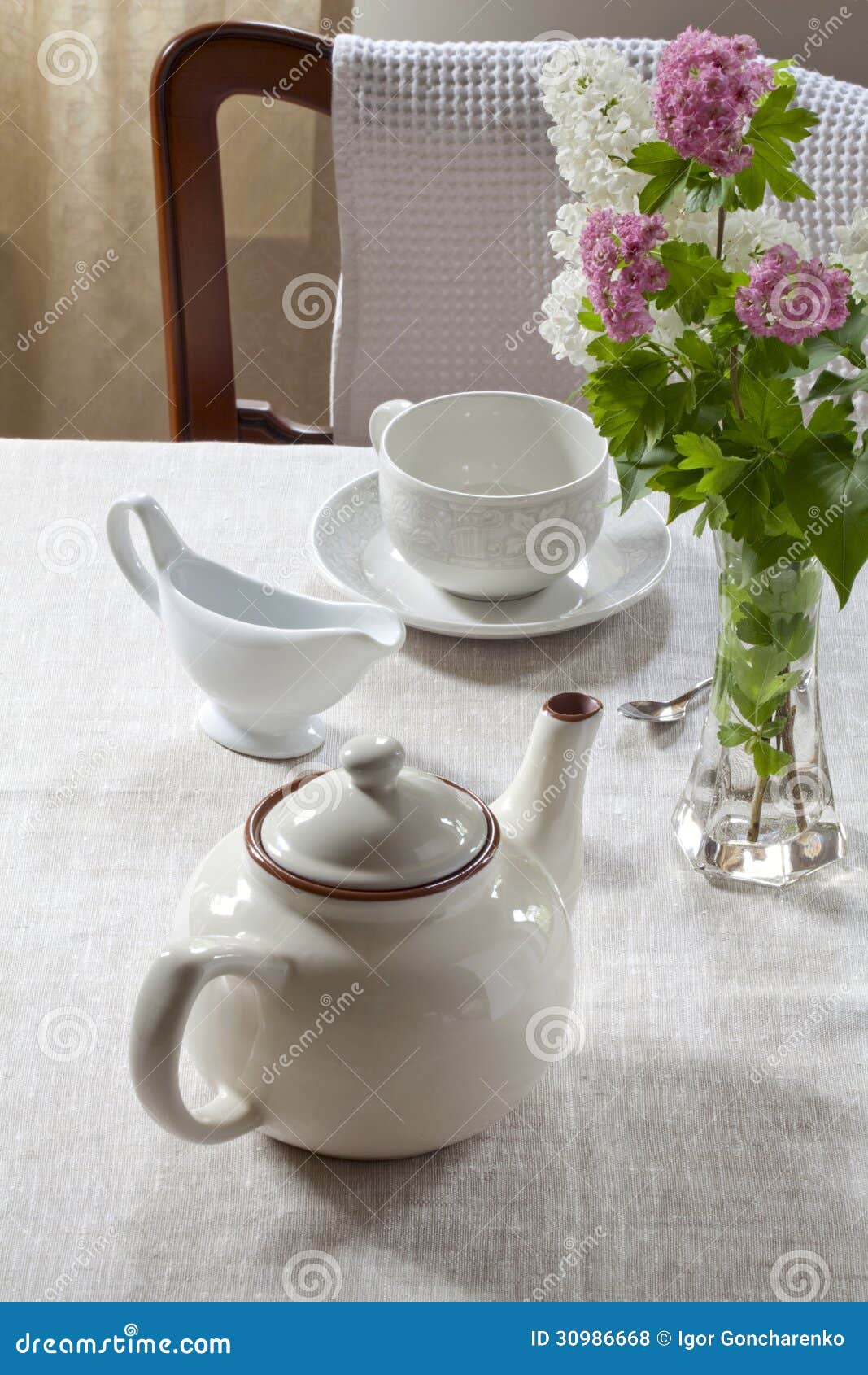 https://thumbs.dreamstime.com/z/teapot-milk-jug-teacup-tea-cup-saucer-flowers-vase-30986668.jpg