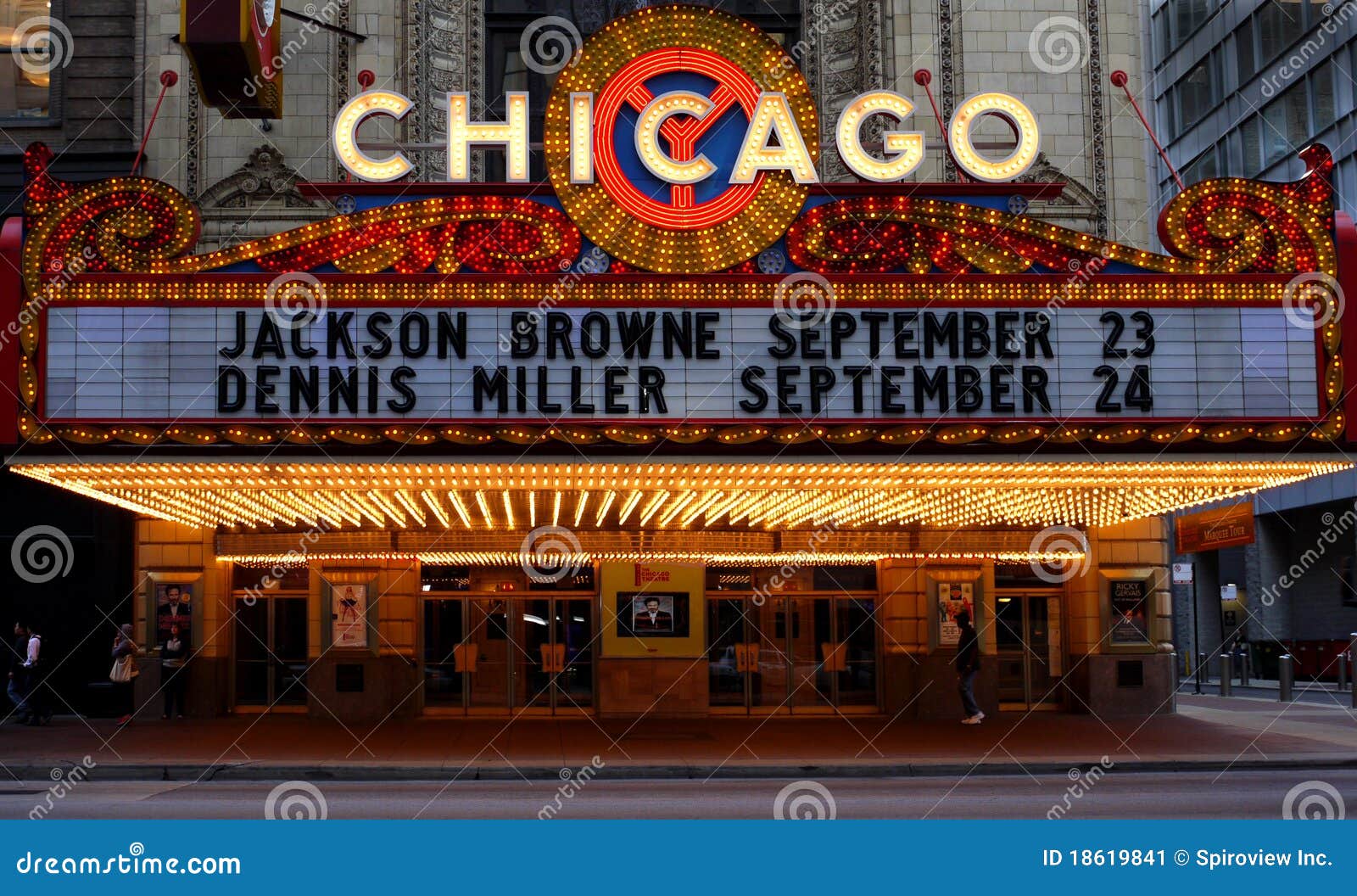 Famoso iluminado do teatro de Chicago do marco em Chicago da baixa.