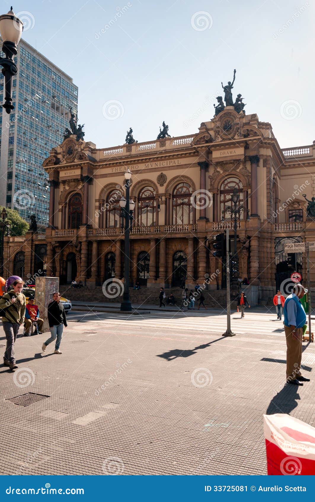 SAO PAULO, BRASILE - 29 LUGLIO: Teatro municipale di Sao Paulo, sviluppato nel 1903 ed aperto nel 1911, con l'opera Amleto, di Ambrose Thomas, il 29 luglio 2013 a Sao Paulo.