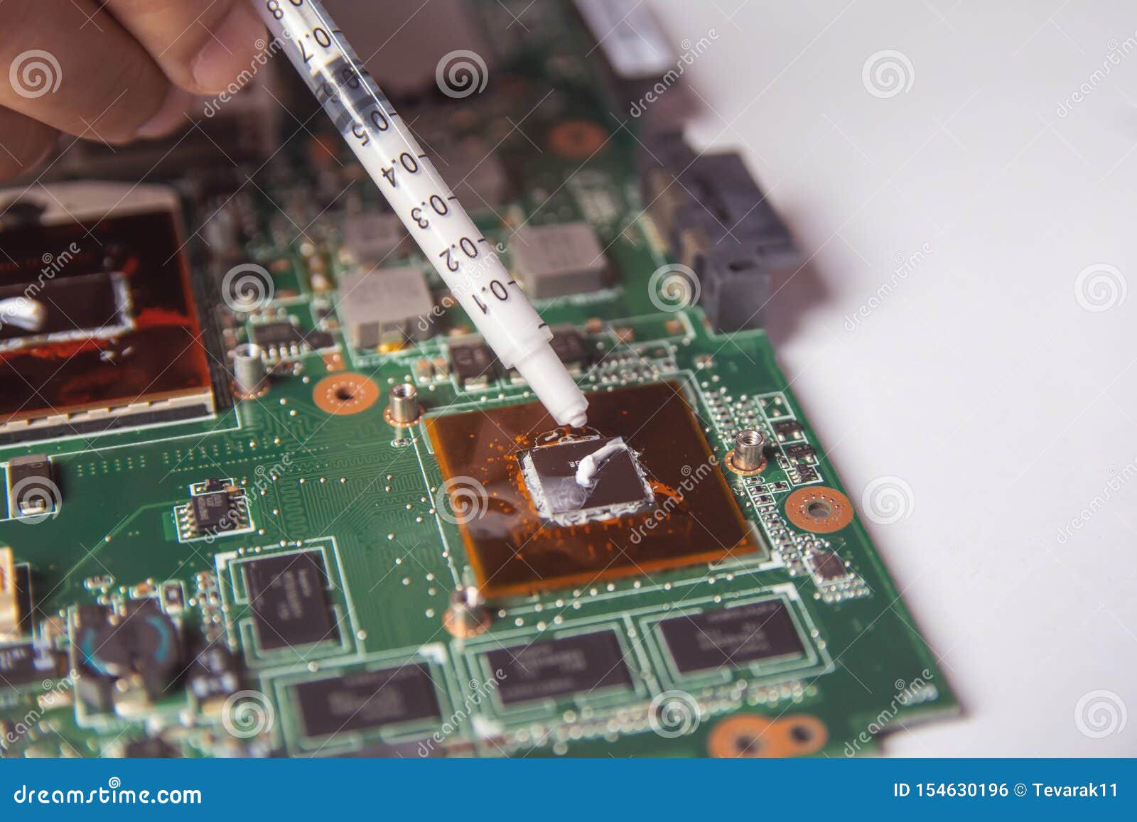applying thermal paste applying thermal paste