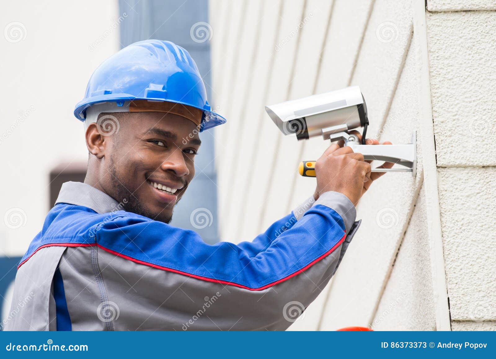 Technicien Masculin Repairing Camera Image stock Image du américain