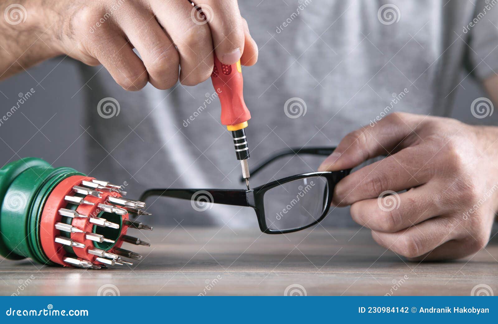 Technicien Optique Réparant Les Lunettes Avec Tournevis Photo