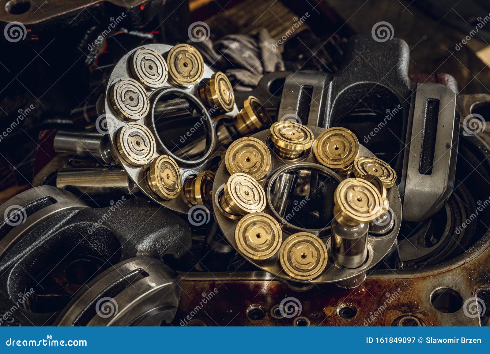 Techniker Reparieren Beschädigte Hydraulikpumpe Stockbild - Bild