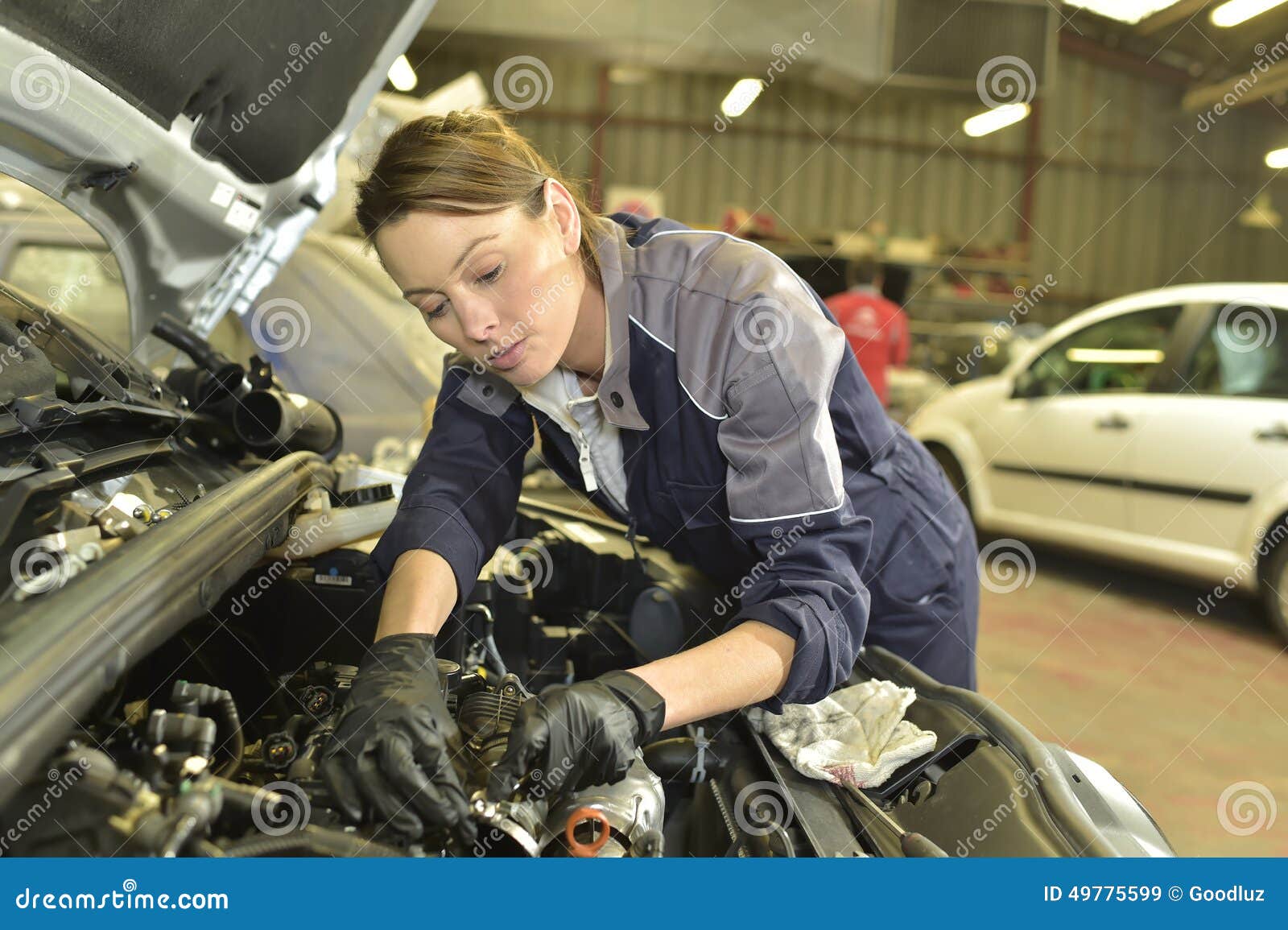 Technikerfrau, Die in Der Autogarage Arbeitet Stockbild - Bild von