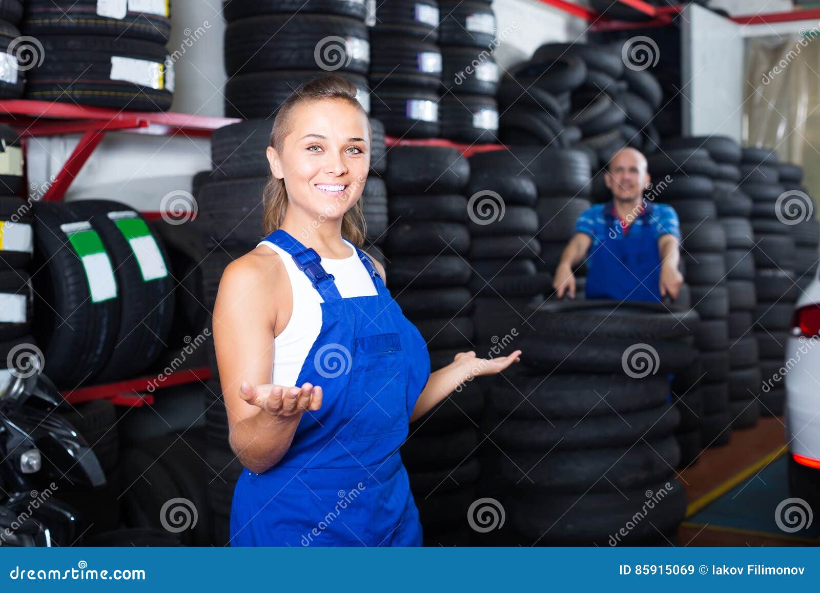 Technikerfrau, Die in Der Autogarage Arbeitet Stockbild - Bild von