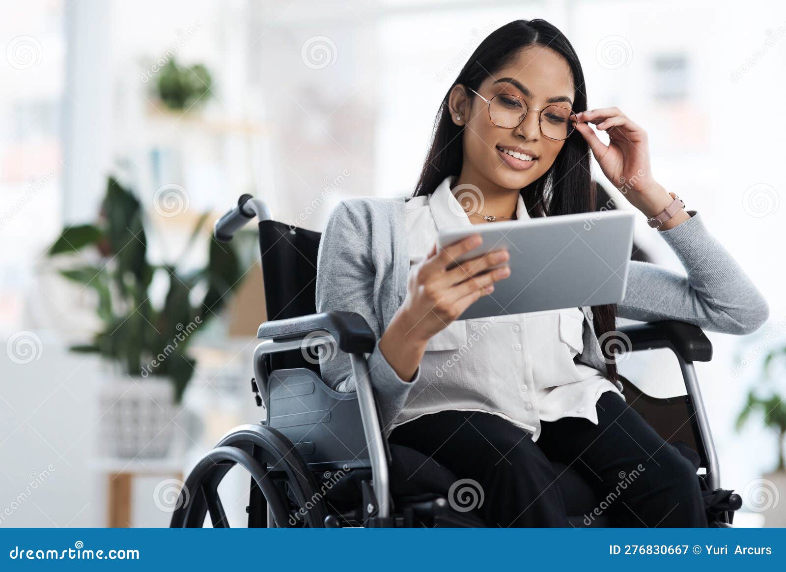Technologie Hält Sie Dem Wettbewerb Voraus. Eine Attraktive Junge  Geschäftsfrau in Einem Rollstuhl, Die Ihr Tablett Im Stockbild - Bild von  angestellter, geschäftsfrau: 276830667