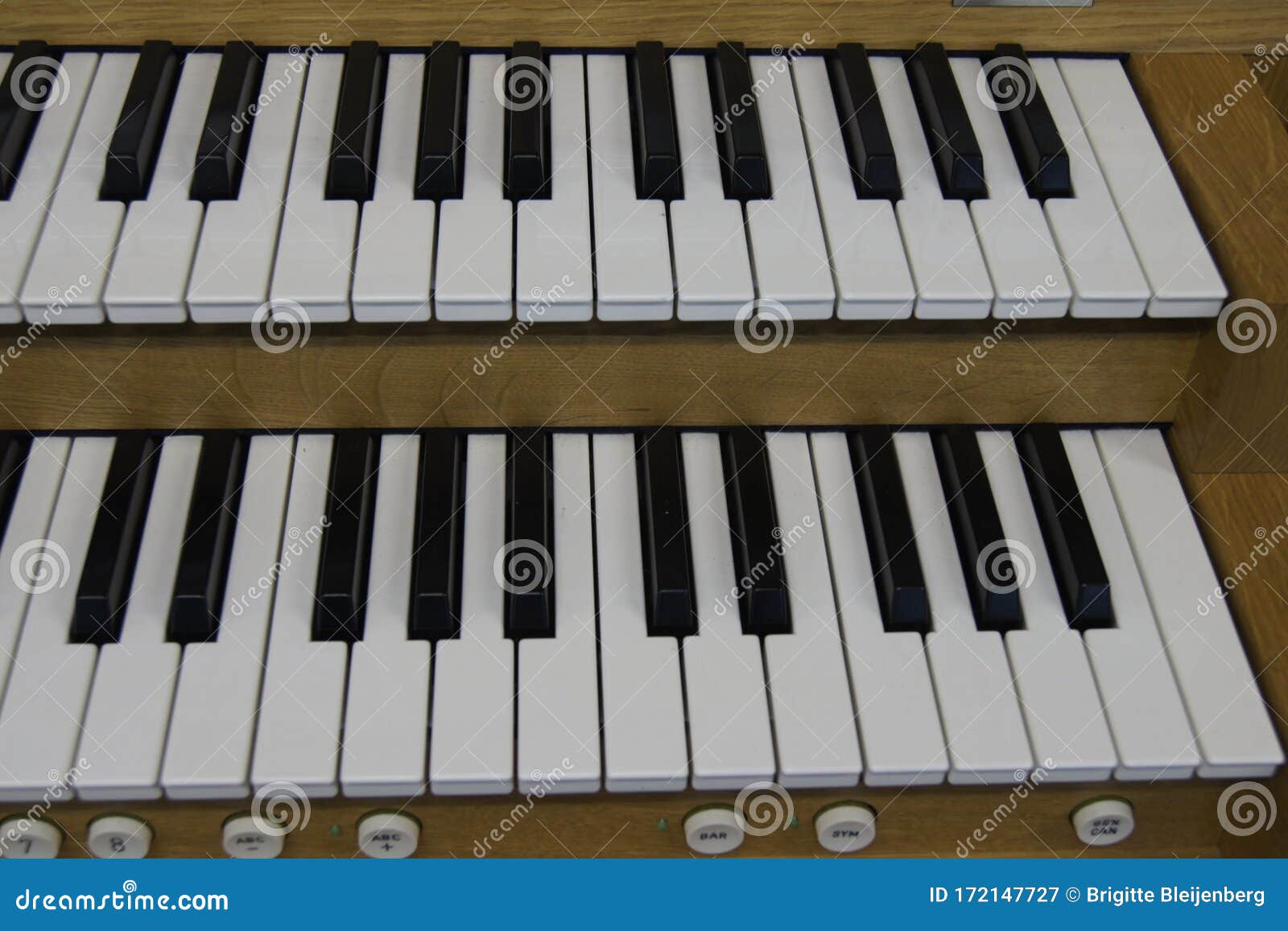 Teclas Pretas E Brancas De Piano E Tela De Tabuleiro. O Conceito De Cursos  Online Do Jogo Para Piano. Natal Foto de Stock - Imagem de chave, oitava:  250573240