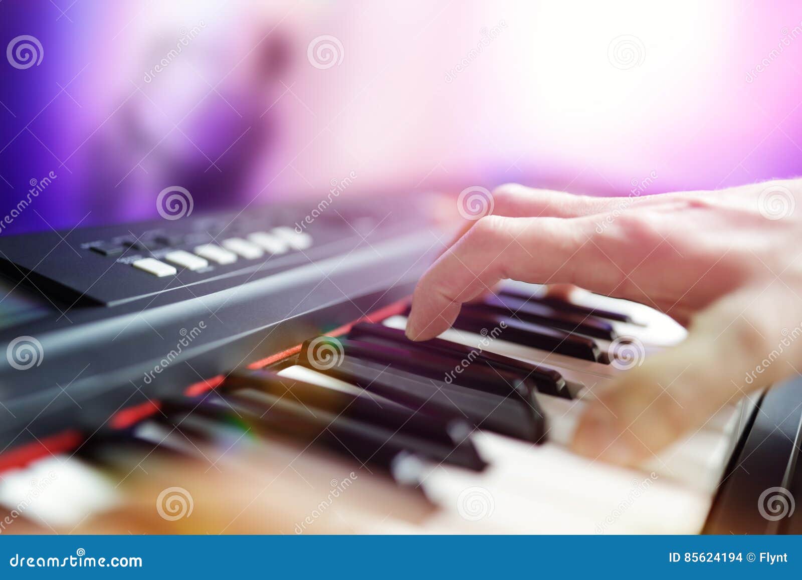 Um Músico Do Pianista é De Execução E De Jogo Alguma Música Agradável  Usando Um Teclado De Piano Em Uma Fase Em Algum Clube Notur Foto de Stock -  Imagem de entretenimento