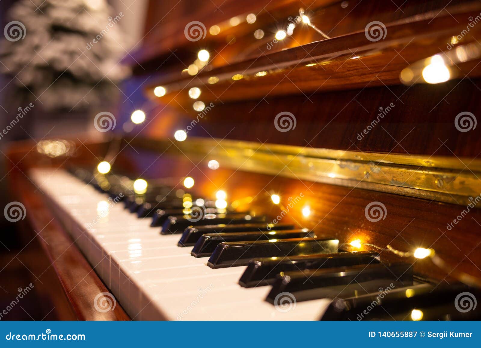 Fundo Na época Do Natal Uma Jovem Se Envolve Em Uma Aula De Piano