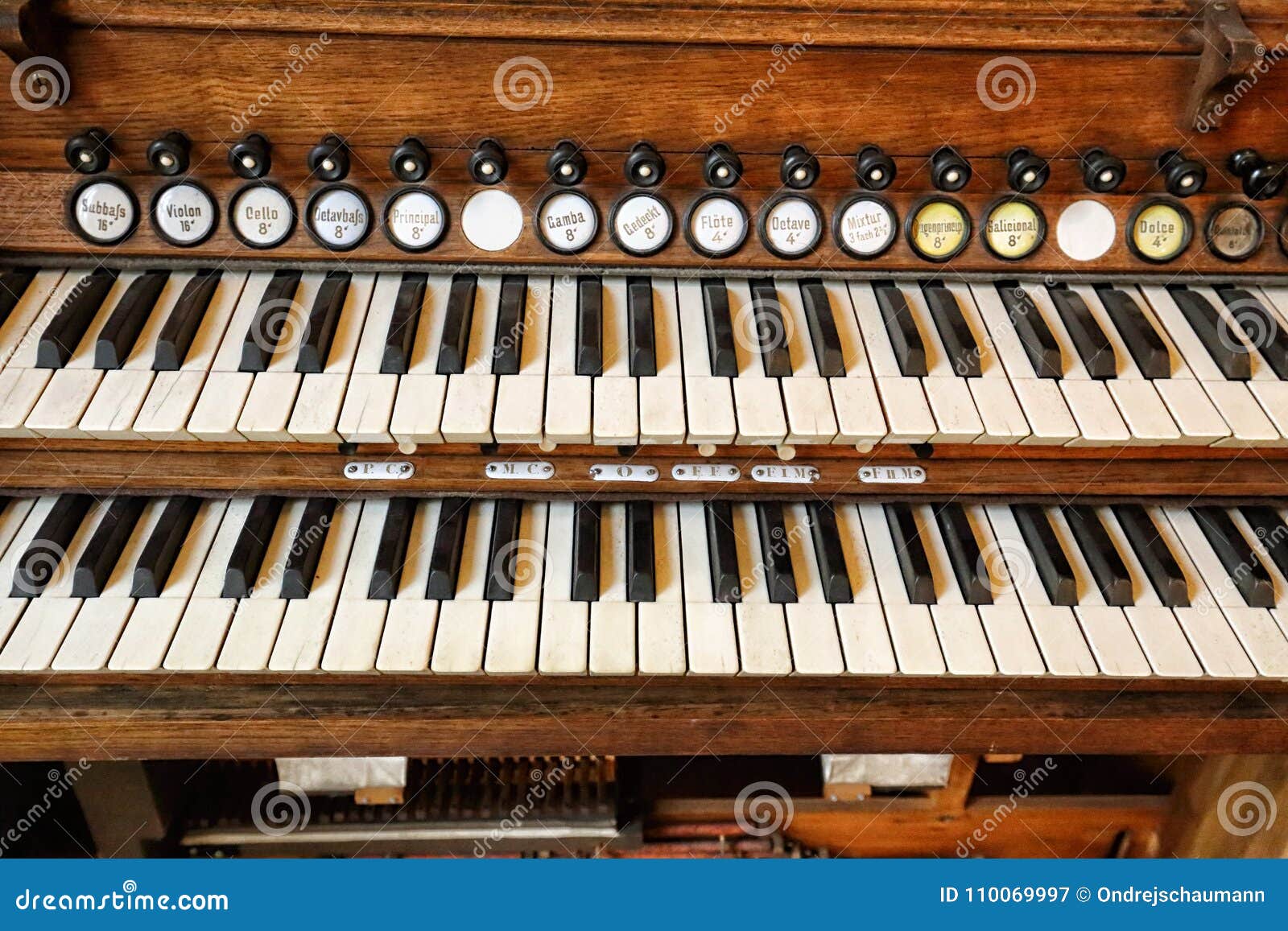 Teclado De Piano Doble Viejo Con Llaves Marcadas Imagen de archivo viejo, blanco: 110069997