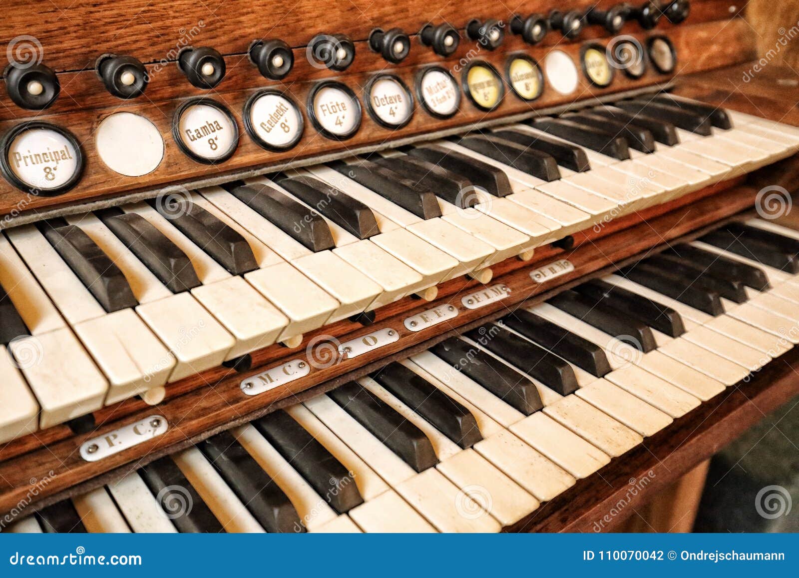 De Piano Doble Con Llaves Y El Detalle Marcados De Los Foto de archivo Imagen de teclado, pedal: 110070042