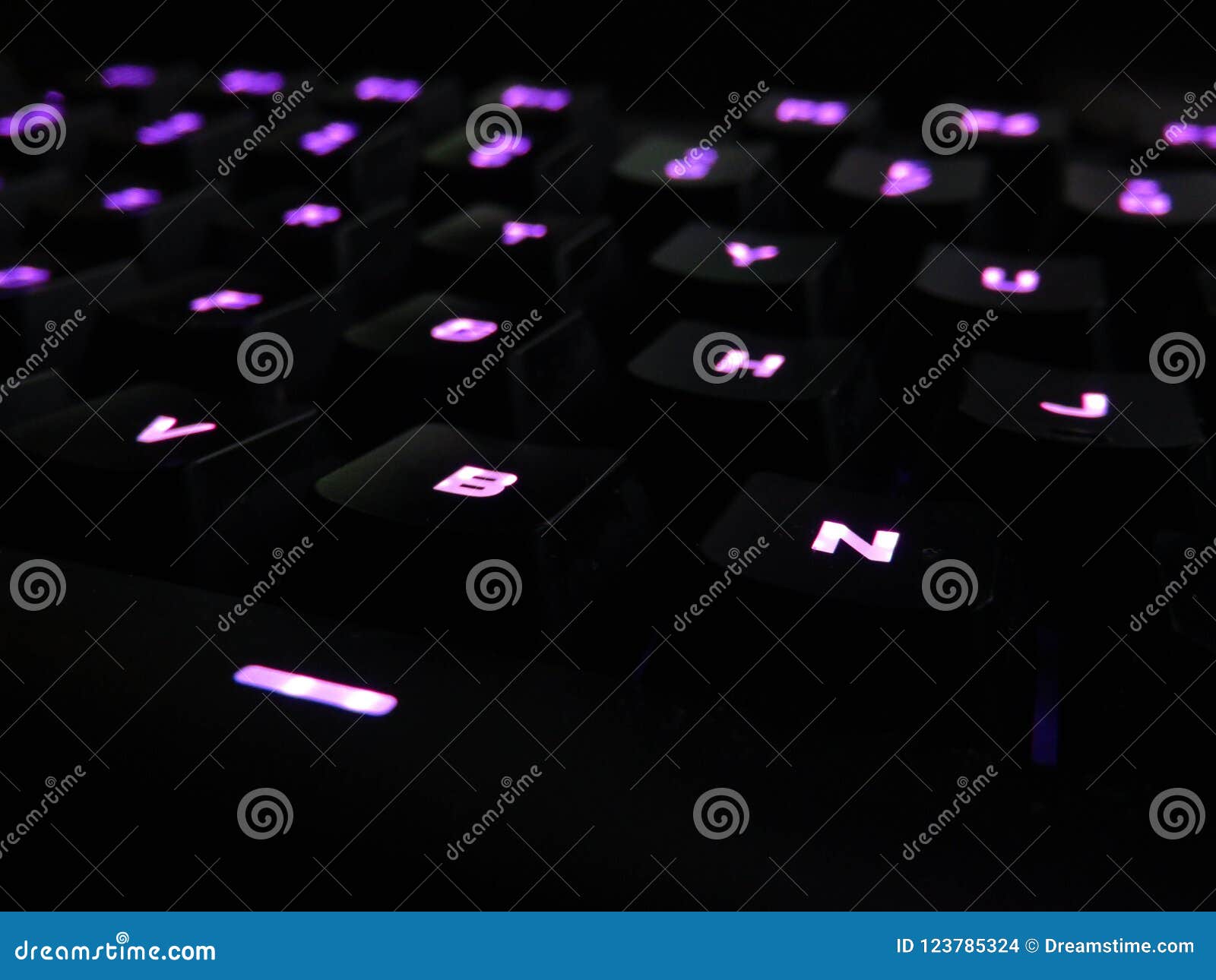 Teclado Do Jogo Com O Roxo Conduzido Foto de Stock - Imagem de