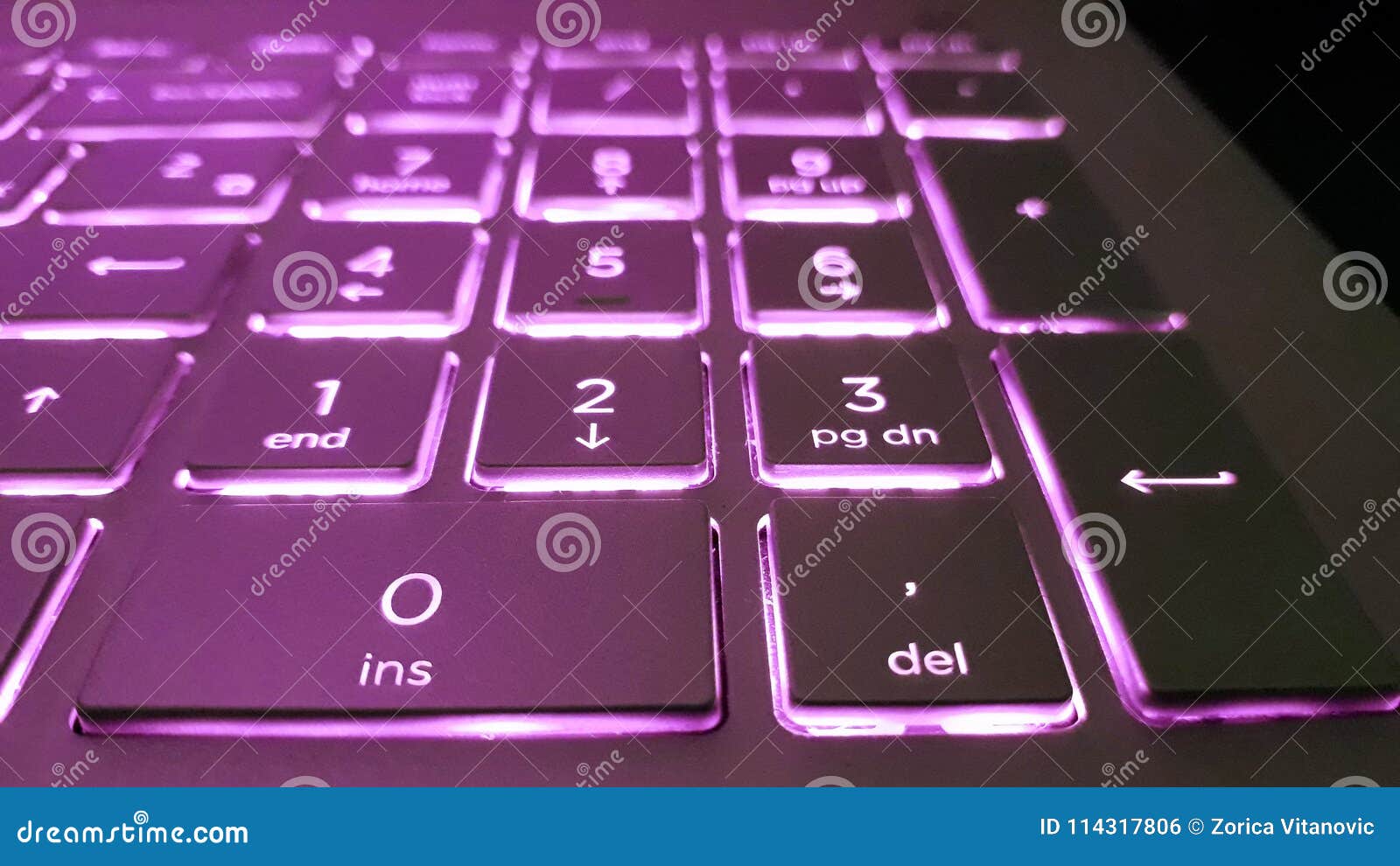 Teclado Do Jogo Com O Roxo Conduzido Foto de Stock - Imagem de