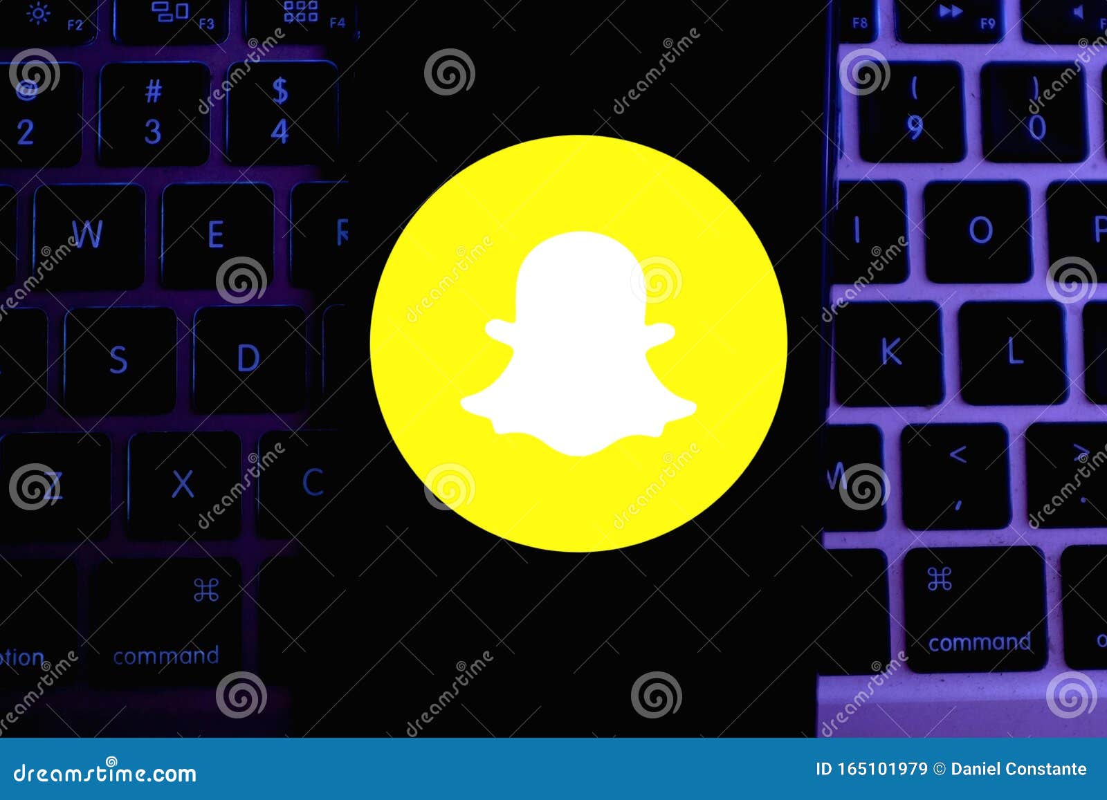 Teclado Y Smartphone Con El Logotipo De Snapchat Imagen de archivo  editorial - Imagen de muestra, compartir: 165101979