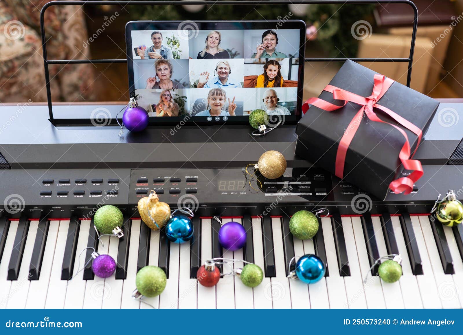 Teclas Pretas E Brancas De Piano E Tela De Tabuleiro. O Conceito De Cursos  Online Do Jogo Para Piano. Natal Foto de Stock - Imagem de chave, oitava:  250573240