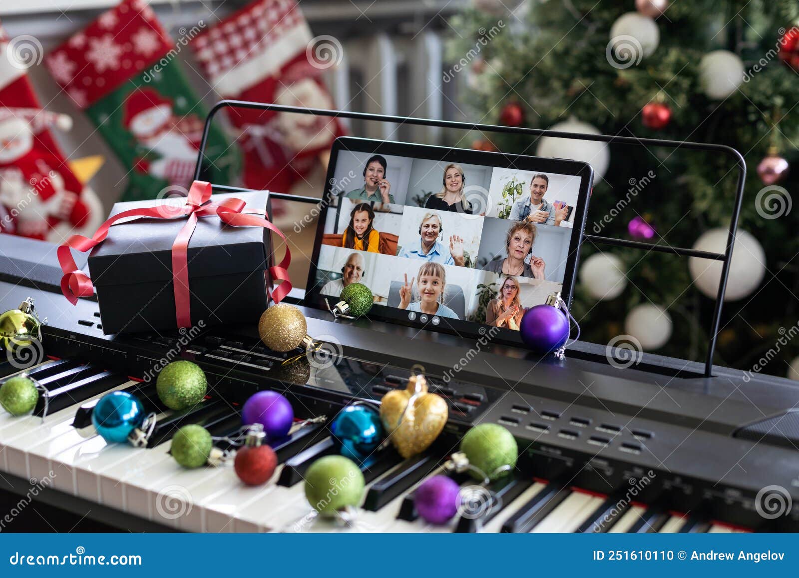 Teclas Pretas E Brancas De Piano E Tela De Tabuleiro. O Conceito De Cursos  Online Do Jogo Para Piano. Natal Foto de Stock - Imagem de chave, oitava:  250573240