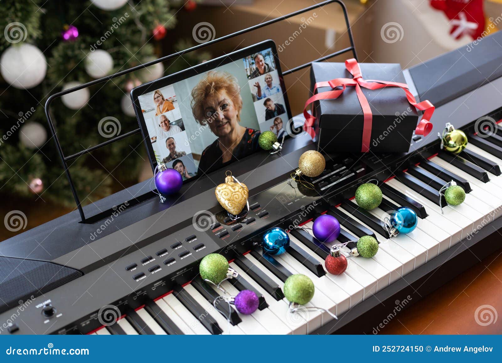 Teclas Pretas E Brancas De Piano E Tela De Tabuleiro. O Conceito De Cursos  Online Do Jogo Para Piano. Natal Foto de Stock - Imagem de natal, concerto:  252724150