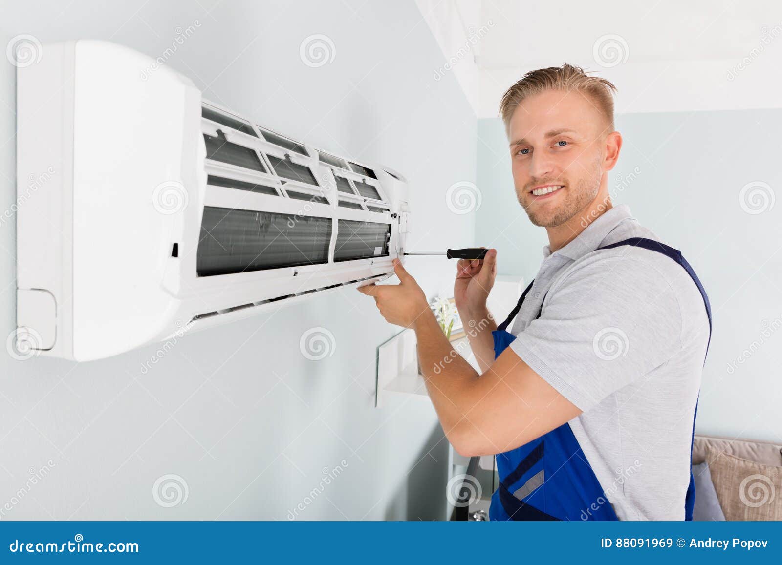 Tecnico Fixing Air Conditioner Immagine Stock Immagine di riparatore