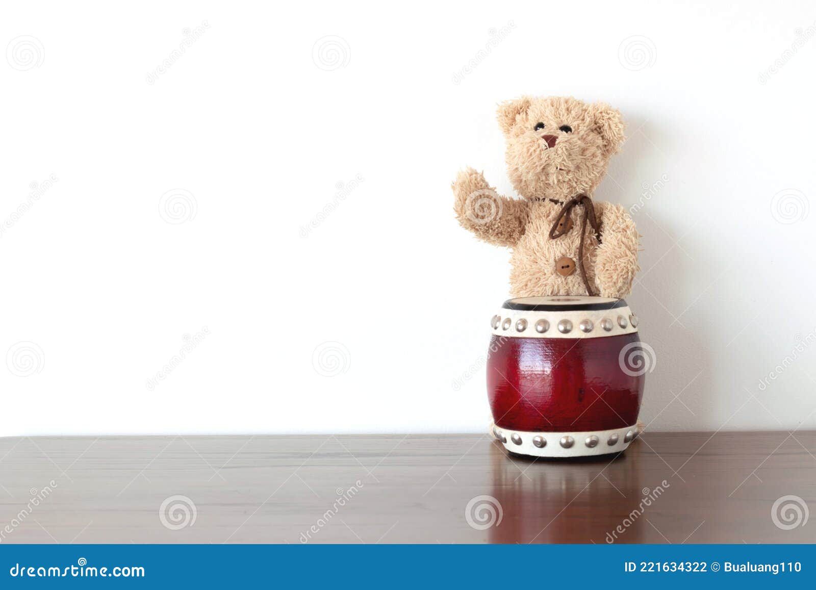 Teddy Bear Doll Joue Au Tambour Photo stock - Image du coloré